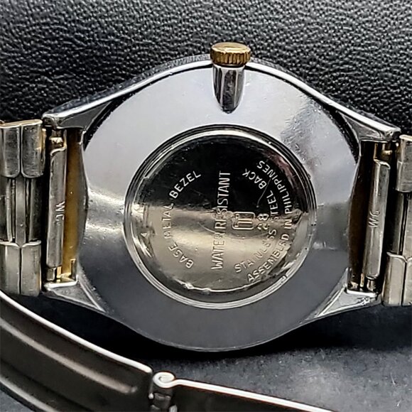 Vintage Timex Royal Oak Mechanical Men's Watch – Black Dial – Gold Bezel - Picture 6 of 8